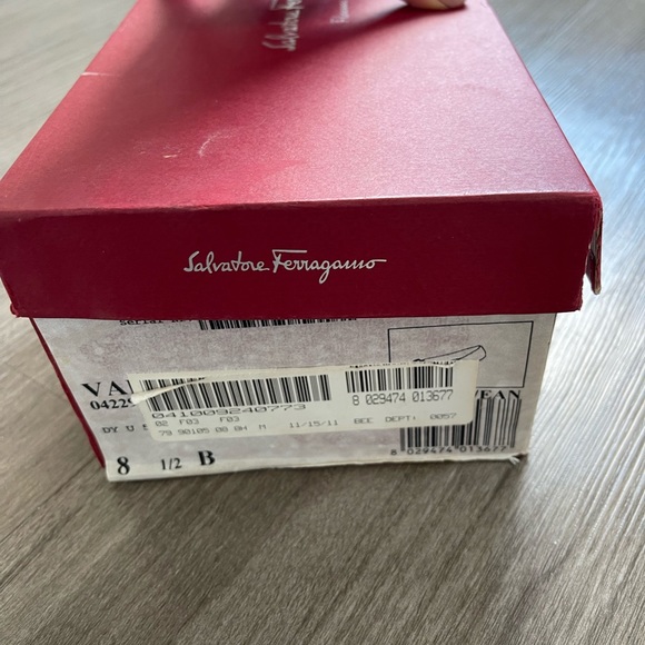 Salvatore Ferragamo patent leather flats size 8.5 - Picture 2 of 4